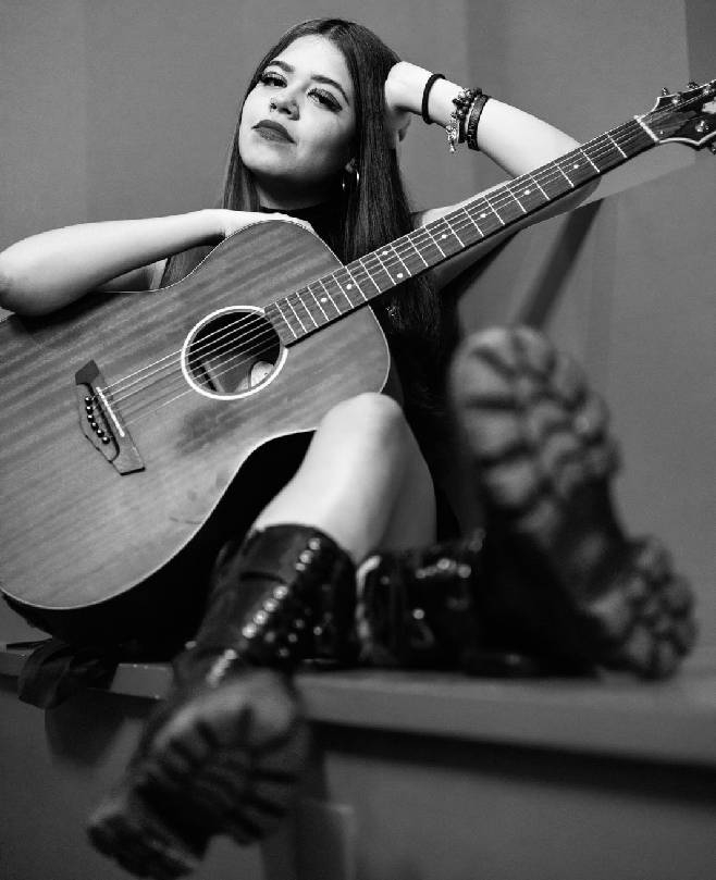 Profesora de Canto e Instructora de Programas Iniciales Aymena