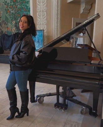 Keyboard + Piano Teacher, Guitar Teacher, Bass Guitar Teacher Sarah-Marie